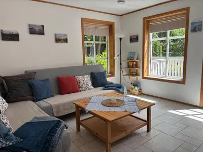Ein Sitzbereich in der Unterkunft Toms Stuga Ferienwohnung