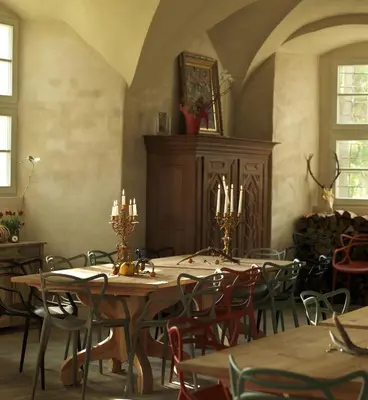 Ein Restaurant oder anderes Speiselokal in der Unterkunft Event- Kultur & B&B Kunst Schloss Neuenhagen Übernachten im Denkmal