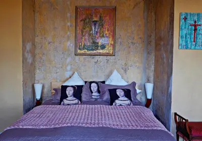 Ein Bett oder Betten in einem Zimmer der Unterkunft Event- Kultur & B&B Kunst Schloss Neuenhagen Übernachten im Denkmal