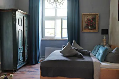 Ein Bett oder Betten in einem Zimmer der Unterkunft Event- Kultur & B&B Kunst Schloss Neuenhagen Übernachten im Denkmal