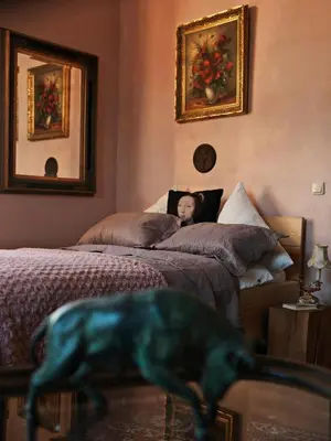 Ein Bett oder Betten in einem Zimmer der Unterkunft Event- Kultur & B&B Kunst Schloss Neuenhagen Übernachten im Denkmal