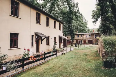 Ein Garten an der Unterkunft Pension Alter Hafen