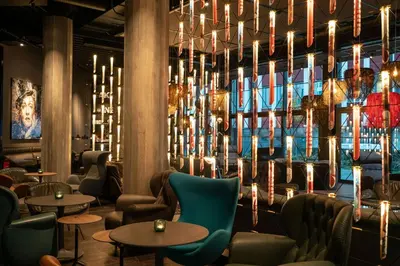 Ein Sitzbereich in der Unterkunft Motel One Berlin-Spittelmarkt