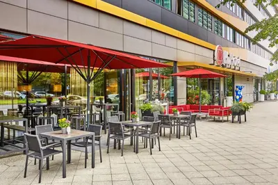 Ein Restaurant oder anderes Speiselokal in der Unterkunft H4 Hotel Berlin Alexanderplatz