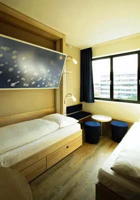 Ein Bett oder Betten in einem Zimmer der Unterkunft H2 Hotel Berlin-Alexanderplatz