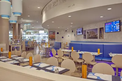Ein Restaurant oder anderes Speiselokal in der Unterkunft H2 Hotel Berlin-Alexanderplatz