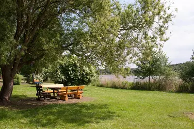 Ein Garten an der Unterkunft Ferienhaus am See