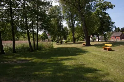 Ein Garten an der Unterkunft Ferienhaus am See