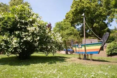 Ein Garten an der Unterkunft Ferienhaus am See