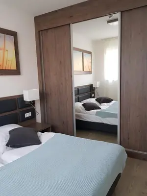 Ein Bett oder Betten in einem Zimmer der Unterkunft PRIMA Inn Ferienwohnungen Seetor Residenz