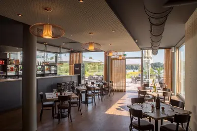 Ein Restaurant oder anderes Speiselokal in der Unterkunft PRIMA Inn Ferienwohnungen Seetor Residenz