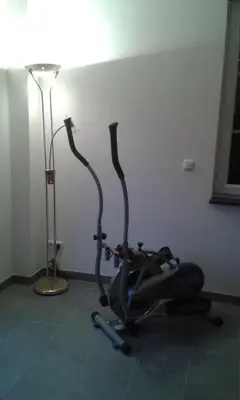 Das Fitnesscenter und/oder die Fitnesseinrichtungen in der Unterkunft Ferienwohnung Berlin - Schönefeld Flughafen mit Küche