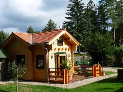 Das Gebäude in dem sich das Ferienhaus befindet