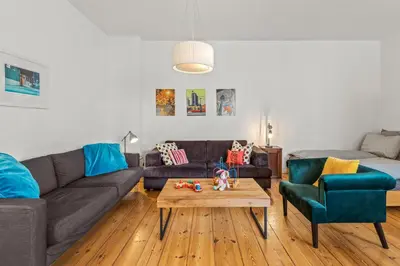 Ein Sitzbereich in der Unterkunft TheWilhelmshavener Group Apartment, group & family friendly, 100m2, 2BR, 1 living room, huge table, ideal for 4 - 6 Guests