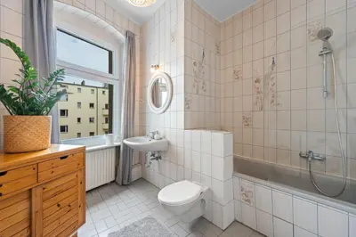 Ein Badezimmer in der Unterkunft TheWilhelmshavener Group Apartment, group & family friendly, 100m2, 2BR, 1 living room, huge table, ideal for 4 - 6 Guests