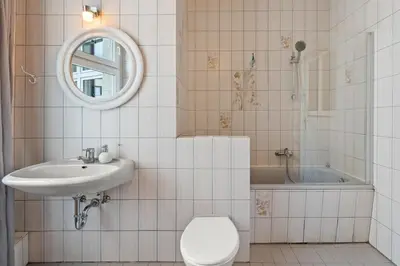Ein Badezimmer in der Unterkunft TheWilhelmshavener Group Apartment, group & family friendly, 100m2, 2BR, 1 living room, huge table, ideal for 4 - 6 Guests