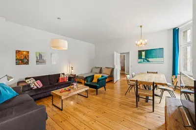 Ein Sitzbereich in der Unterkunft TheWilhelmshavener Group Apartment, group & family friendly, 100m2, 2BR, 1 living room, huge table, ideal for 4 - 6 Guests