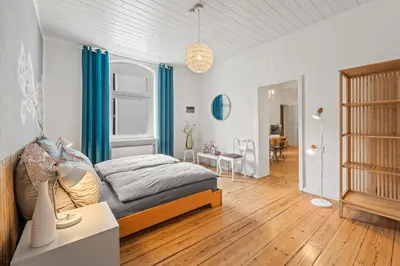 Ein Bett oder Betten in einem Zimmer der Unterkunft TheWilhelmshavener Group Apartment, group & family friendly, 100m2, 2BR, 1 living room, huge table, ideal for 4 - 6 Guests