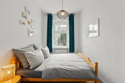 Ein Bett oder Betten in einem Zimmer der Unterkunft TheWilhelmshavener Group Apartment, group & family friendly, 100m2, 2BR, 1 living room, huge table, ideal for 4 - 6 Guests