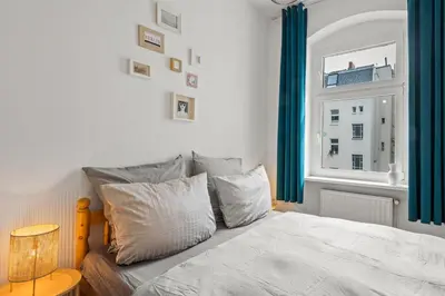 Ein Bett oder Betten in einem Zimmer der Unterkunft TheWilhelmshavener Group Apartment, group & family friendly, 100m2, 2BR, 1 living room, huge table, ideal for 4 - 6 Guests