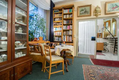 Die Bibliothek im Hotel