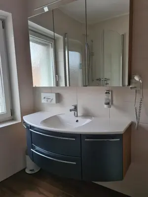 Ein Badezimmer in der Unterkunft Hotel-Restaurant Alter Krug Kallinchen