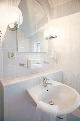 Ein Badezimmer in der Unterkunft Hotel-Restaurant Alter Krug Kallinchen