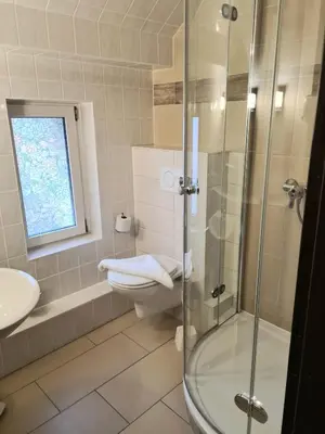 Ein Badezimmer in der Unterkunft Hotel-Restaurant Alter Krug Kallinchen