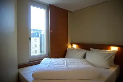 Ein Bett oder Betten in einem Zimmer der Unterkunft easyHotel Berlin Hackescher Markt