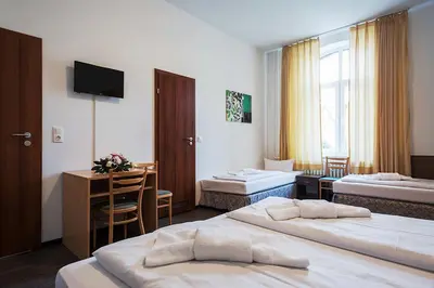 Ein Bett oder Betten in einem Zimmer der Unterkunft Queens Park Hotel