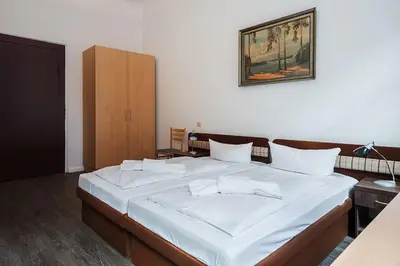 Ein Bett oder Betten in einem Zimmer der Unterkunft Queens Park Hotel