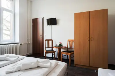 Ein Bett oder Betten in einem Zimmer der Unterkunft Queens Park Hotel