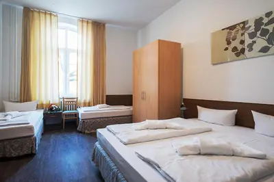 Ein Bett oder Betten in einem Zimmer der Unterkunft Queens Park Hotel
