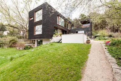 Ein Garten an der Unterkunft Ferienwohnung am Einsteinhaus Caputh