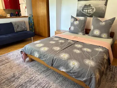 Ein Bett oder Betten in einem Zimmer der Unterkunft Bungalow am Wassergrundstück