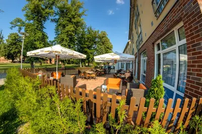 Ein Garten an der Unterkunft Hotel & Restaurant am Schlosspark