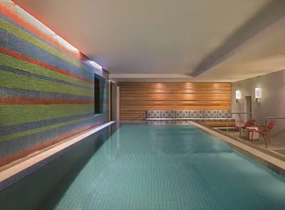 Der Swimmingpool an oder in der Nähe von Adina Apartment Hotel Berlin Mitte