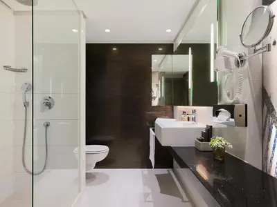 Ein Badezimmer in der Unterkunft H10 Berlin Ku'Damm