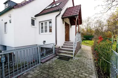 Das Gebäude in dem sich das Ferienhaus befindet