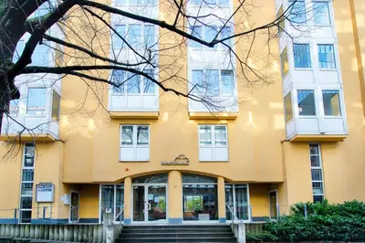 Das Gebäude in dem sich das Aparthotel befindet