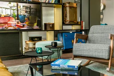 Ein Sitzbereich in der Unterkunft Motel One Berlin-Hauptbahnhof