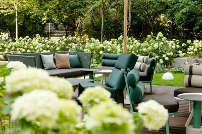 Ein Sitzbereich in der Unterkunft Motel One Berlin-Hauptbahnhof