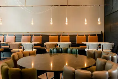 Ein Sitzbereich in der Unterkunft Motel One Berlin-Hauptbahnhof
