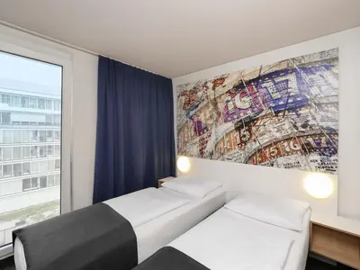 Ein Bett oder Betten in einem Zimmer der Unterkunft B&B HOTEL Berlin-Alexanderplatz