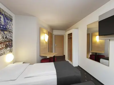 Ein Bett oder Betten in einem Zimmer der Unterkunft B&B HOTEL Berlin-Alexanderplatz
