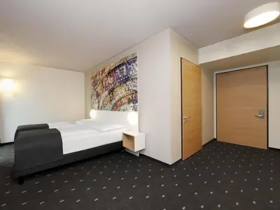 Ein Bett oder Betten in einem Zimmer der Unterkunft B&B HOTEL Berlin-Alexanderplatz
