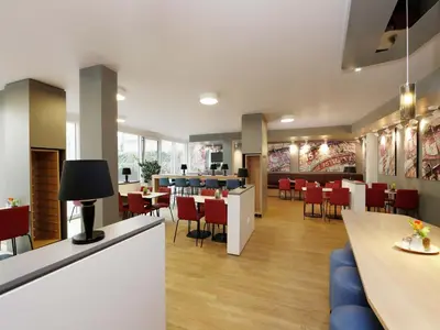 Ein Sitzbereich in der Unterkunft B&B HOTEL Berlin-Alexanderplatz