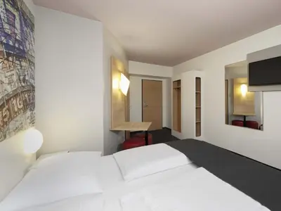Ein Bett oder Betten in einem Zimmer der Unterkunft B&B HOTEL Berlin-Alexanderplatz