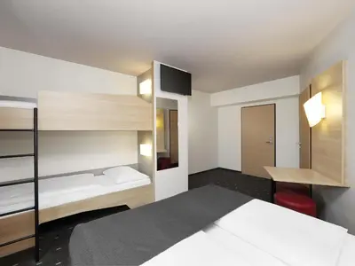Ein Bett oder Betten in einem Zimmer der Unterkunft B&B HOTEL Berlin-Alexanderplatz