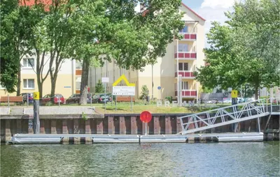 Blick auf einen Fluss in der Nähe des Bootes